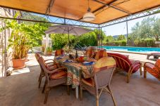 Terraza cubierta con mesa comedor y zona de descanso