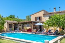 Swimmingpool mit Hängematten, Grill und überdachter Terrasse